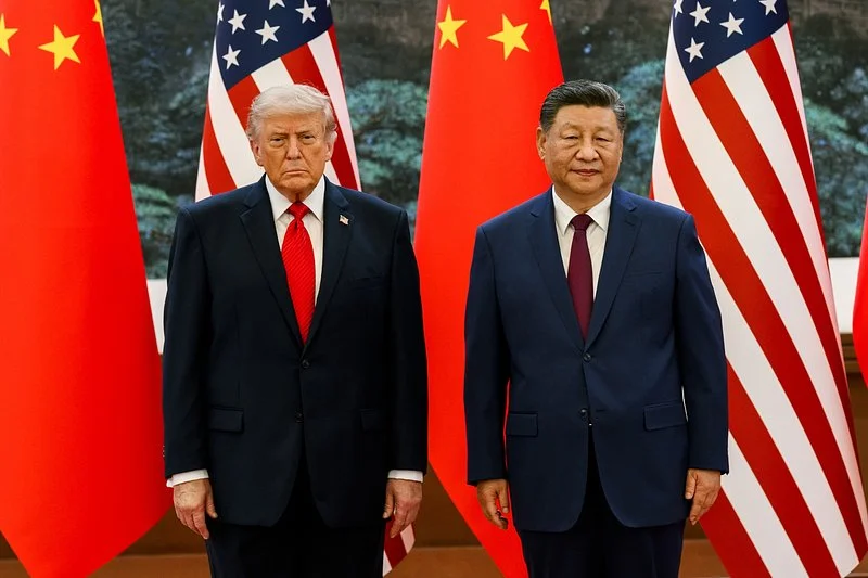 Donald Trump and Xi Jinping standing between United States and Chinese flags